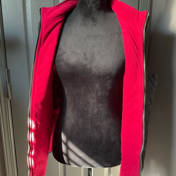 B. Boutique medium black snow vest with soft red interior - Picture 4 of 4